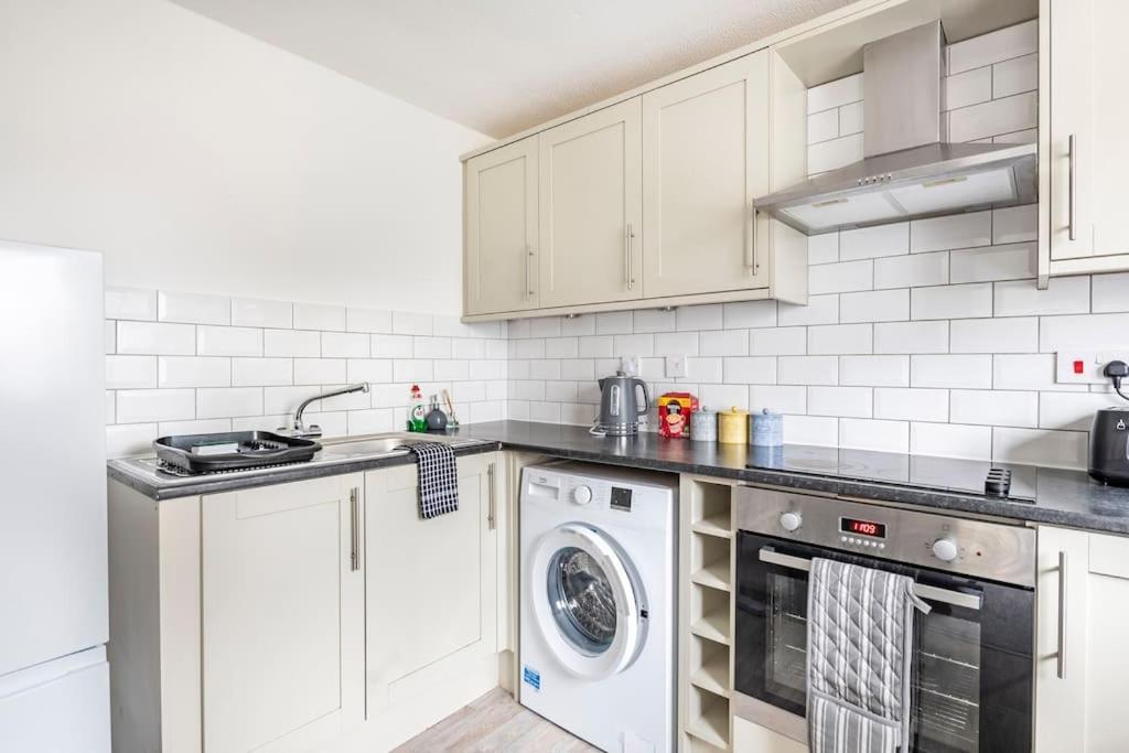 Two Bedroom Flat Near Colchester Hospital With Free Parking And Internet Mile End Exterior foto